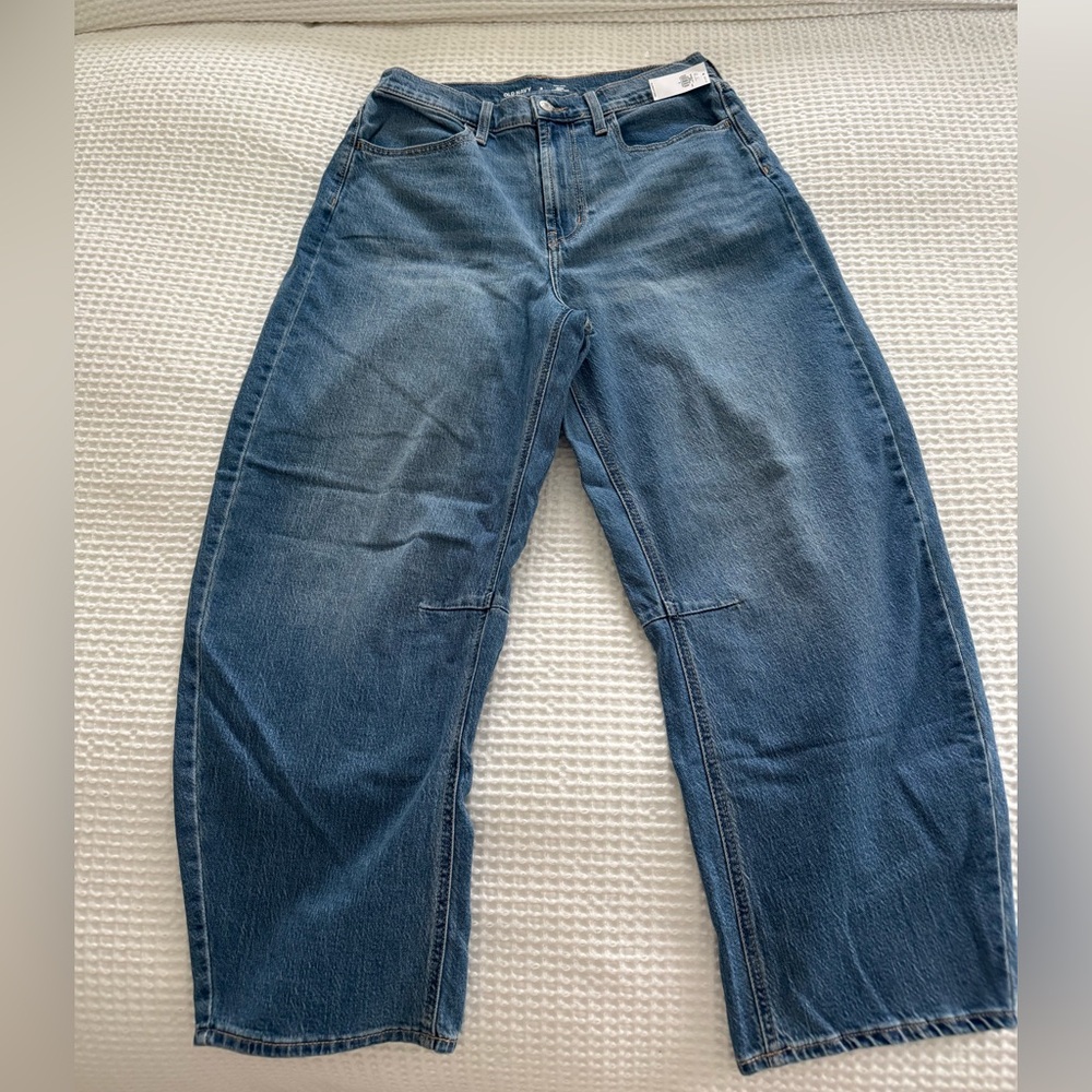 Old Navy Women's Barrel Jeans in Medium Blue Wash
